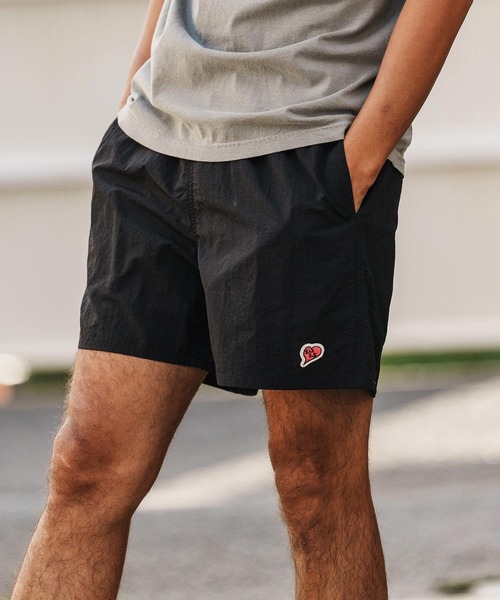 1minute 1second(ワンミニットワンセカンド)の「mp14369-cursive embroidery nylon shorts ショートパンツ(1M26H240)(その他パンツ・メンズ・ブラック/ブラック×ピンク・S/M/L/XL)」の2枚目の写真