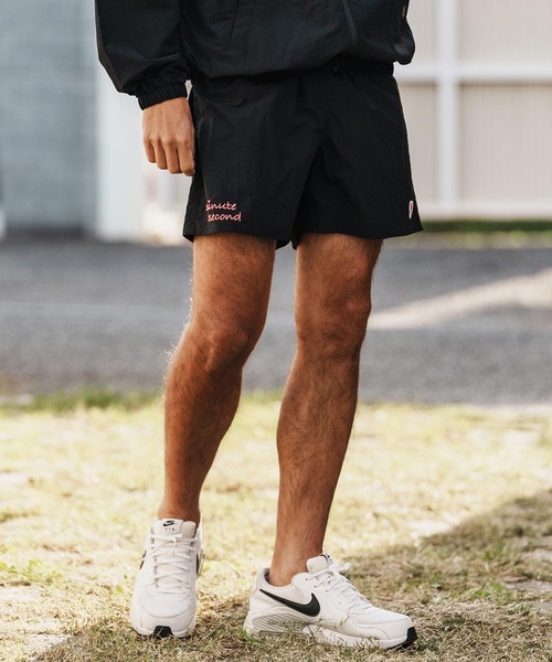 1minute 1second(ワンミニットワンセカンド)の「mp14369-cursive embroidery nylon shorts ショートパンツ(1M26H240)(その他パンツ・メンズ・ブラック/ブラック×ピンク・S/M/L/XL)」の4枚目の写真