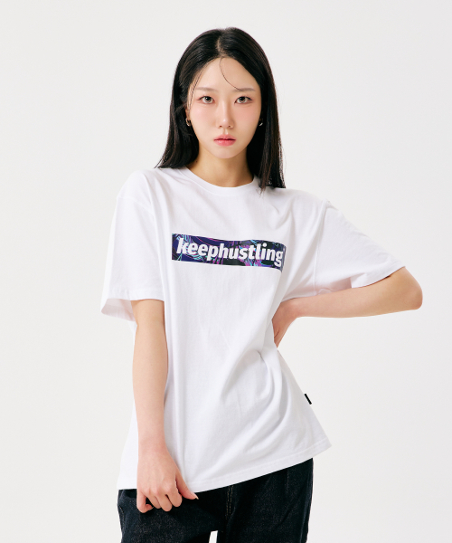 KEEPHUSTLING(キープハッスリング)の「トロピカルボックスロゴ半袖Tシャツ(ホワイト)(Tシャツ/カットソー・レディース・ホワイト・MEDIUM/LARGE)」の1枚目の写真