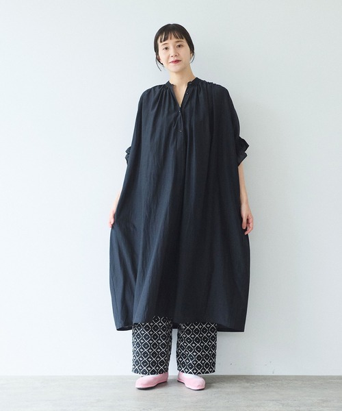 yuni(ユニ )の「100/1Cotton/Cupra gather sleeves ワンピース(ワンピース・レディース・ブラック/グレー/ブルー・FREE)」の2枚目の写真