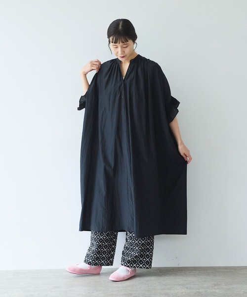 yuni(ユニ )の「100/1Cotton/Cupra gather sleeves ワンピース(ワンピース・レディース・ブラック/グレー/ブルー・FREE)」の4枚目の写真