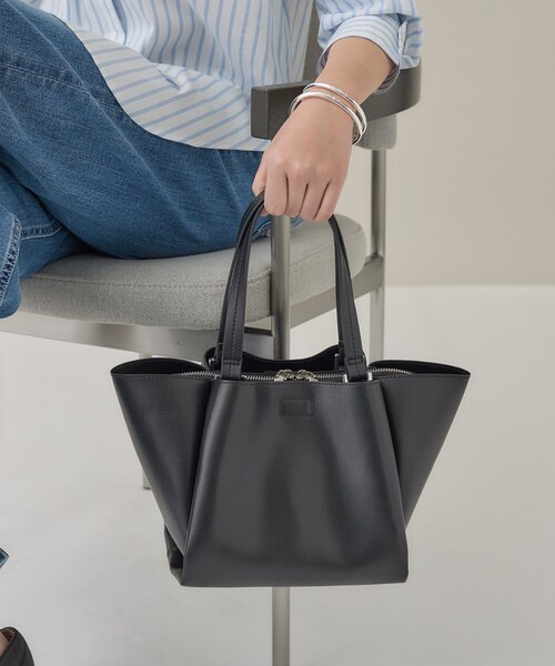 INDIVI（インディヴィ）の「【ミドルサイズ／合皮】キャリアタックバッグ（ハンドバッグ・レディース・ブラック/ベージュ系その他7・00）」の3枚目の写真