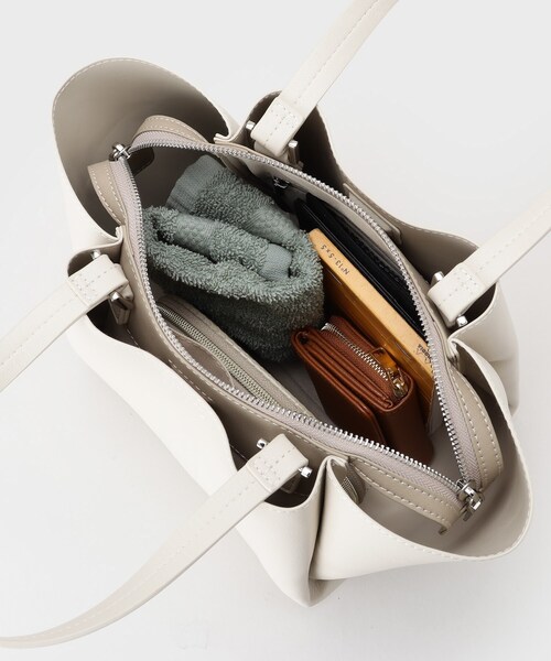 INDIVI（インディヴィ）の「【ミドルサイズ／合皮】キャリアタックバッグ（ハンドバッグ・レディース・ブラック/ベージュ系その他7・00）」の14枚目の写真