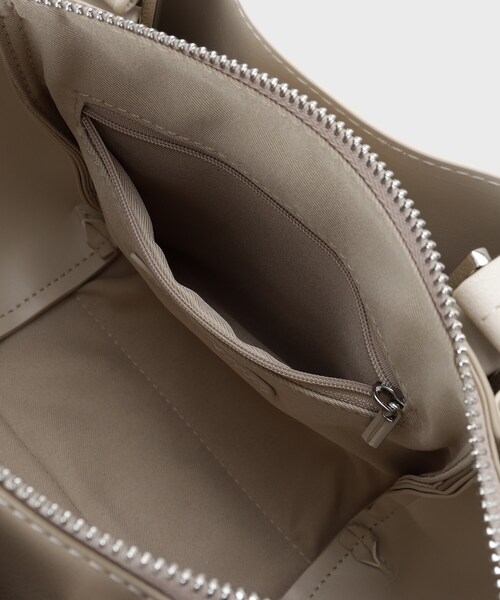 INDIVI（インディヴィ）の「【ミドルサイズ／合皮】キャリアタックバッグ（ハンドバッグ・レディース・ブラック/ベージュ系その他7・00）」の16枚目の写真