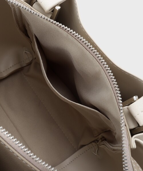 INDIVI（インディヴィ）の「【ミドルサイズ／合皮】キャリアタックバッグ（ハンドバッグ・レディース・ブラック/ベージュ系その他7・00）」の17枚目の写真