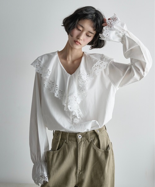 THE YOn(ザヨン)の「ラッフルカラーコットンレースシャツ(シャツ/ブラウス・レディース・オフホワイト/サックスブルー/ブラック・FREE)」の2枚目の写真