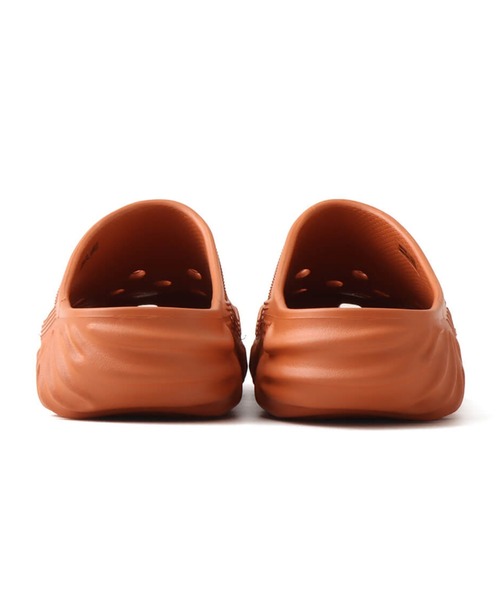 crocs（クロックス）の「crocs salehebembury x saru / クロックス サレヘ・ベンバリー x サル（サンダル・メンズ・オレンジ・28.0cm/27.0cm/26.0cm/25.0cm/24.0cm/23.0cm/22.0cm/29.0cm/30.0cm）」の3枚目の写真