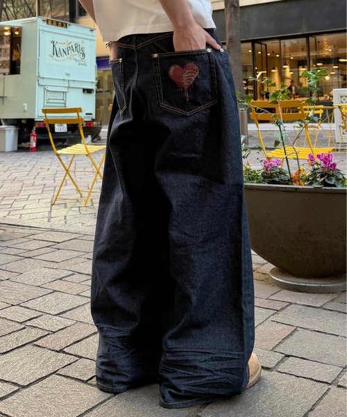 ADAMASTE（アダマスト）の「Skeleton Heart Logo Buggy Rigid  Denim Pants - スケルトンハートロゴバギーリジットデニムパンツ（デニムパンツ・メンズ・ブラック/インディゴブルー・MEDIUM/LARGE）」の2枚目の写真