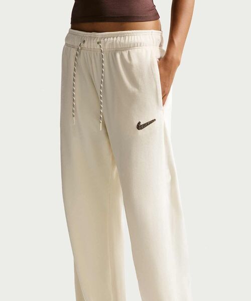 NIKE（ナイキ）の「《セットアップ対応商品》ナイキ スポーツウェア ウィメンズ ハイウエスト ワイドレッグ ベロア パンツ / Nike Sportswear Women's High-Waisted Wide-Leg Velour Pants IQ0681-113 Coconut Milk（その他パンツ・レディース・ホワイト系その他2・XS/S/M/L/XL）」の3枚目の写真