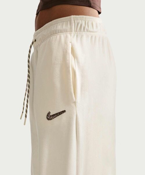 NIKE（ナイキ）の「《セットアップ対応商品》ナイキ スポーツウェア ウィメンズ ハイウエスト ワイドレッグ ベロア パンツ / Nike Sportswear Women's High-Waisted Wide-Leg Velour Pants IQ0681-113 Coconut Milk（その他パンツ・レディース・ホワイト系その他2・XS/S/M/L/XL）」の4枚目の写真