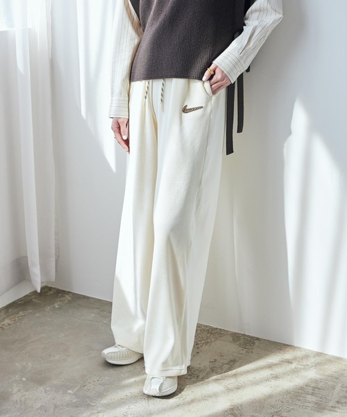 NIKE（ナイキ）の「《セットアップ対応商品》ナイキ スポーツウェア ウィメンズ ハイウエスト ワイドレッグ ベロア パンツ / Nike Sportswear Women's High-Waisted Wide-Leg Velour Pants IQ0681-113 Coconut Milk（その他パンツ・レディース・ホワイト系その他2・XS/S/M/L/XL）」の7枚目の写真