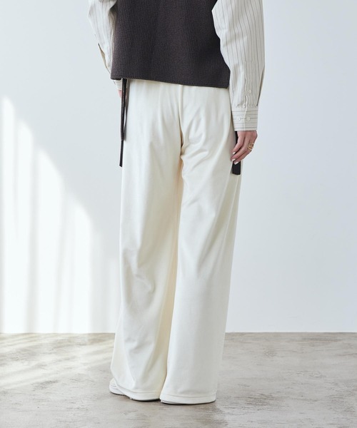 NIKE（ナイキ）の「《セットアップ対応商品》ナイキ スポーツウェア ウィメンズ ハイウエスト ワイドレッグ ベロア パンツ / Nike Sportswear Women's High-Waisted Wide-Leg Velour Pants IQ0681-113 Coconut Milk（その他パンツ・レディース・ホワイト系その他2・XS/S/M/L/XL）」の9枚目の写真