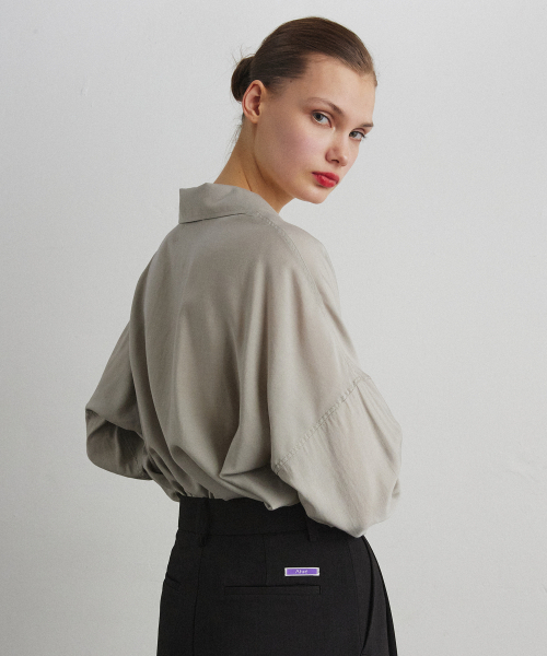 AHRE（アフレ）の「HIDDEN PLACKET SHIRT_BEIGE（シャツ/ブラウス・レディース・その他・ONE）」の2枚目の写真