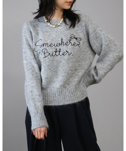 Doumoi(ドゥモエ)の「英字ロゴ ラグランスリーブニット プルオーバー(ニット/セーター・レディース・チャコールグレー/グレー/アイボリー・FREE)」の3枚目の写真