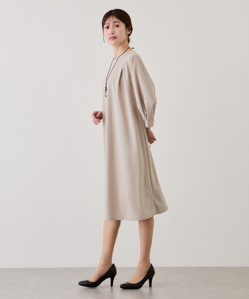 Jayro(ジャイロ)の「バックプリーツワンピース(ワンピース・レディース・ベージュ/チャコールグレー/ブラック・M)」の10枚目の写真