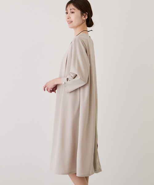 Jayro(ジャイロ)の「バックプリーツワンピース(ワンピース・レディース・ベージュ/チャコールグレー/ブラック・M)」の13枚目の写真
