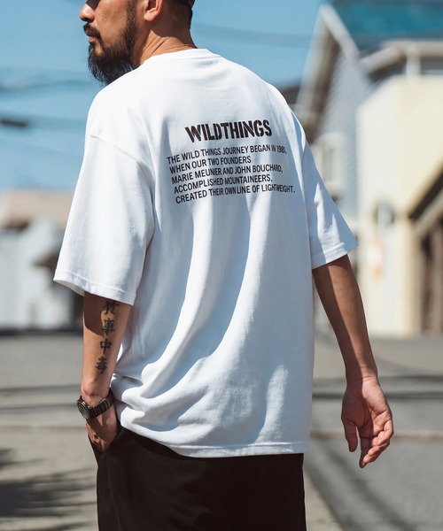 WILD THINGS(ワイルドシングス)の「【WILD THINGS】≪別注≫ステンシルバックプリントTee(Tシャツ/カットソー・メンズ・ホワイト/ブラック・L/XL/M)」の1枚目の写真