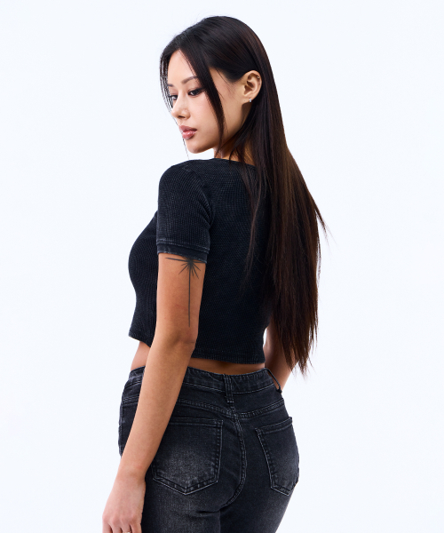 MIHAK(ミハク)の「メタルラベルウォッシュドワッフルヘンリーネッククロップTシャツ(ブラック)(Tシャツ/カットソー・レディース・その他・1/2)」の19枚目の写真
