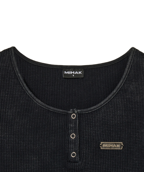 MIHAK(ミハク)の「メタルラベルウォッシュドワッフルヘンリーネッククロップTシャツ(ブラック)(Tシャツ/カットソー・レディース・その他・1/2)」の9枚目の写真