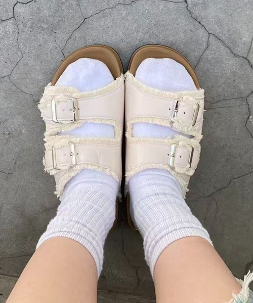 mebole(メボレ)の「ダブルベルトフラットサンダル(サンダル・レディース・ホワイト/ブラック・SMALL/MEDIUM/LARGE)」の2枚目の写真