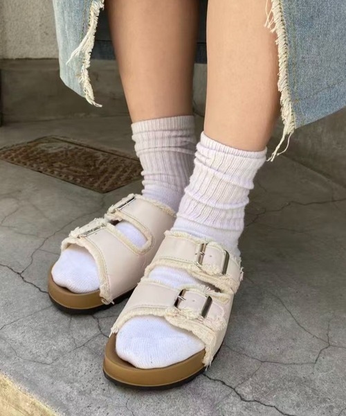 mebole(メボレ)の「ダブルベルトフラットサンダル(サンダル・レディース・ホワイト/ブラック・SMALL/MEDIUM/LARGE)」の4枚目の写真