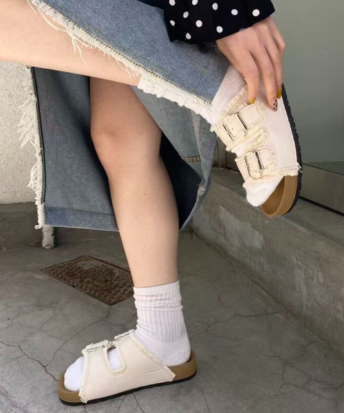 mebole(メボレ)の「ダブルベルトフラットサンダル(サンダル・レディース・ホワイト/ブラック・SMALL/MEDIUM/LARGE)」の5枚目の写真