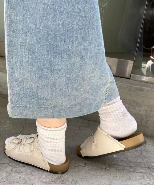 mebole(メボレ)の「ダブルベルトフラットサンダル(サンダル・レディース・ホワイト/ブラック・SMALL/MEDIUM/LARGE)」の7枚目の写真