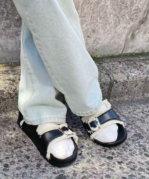 mebole(メボレ)の「ダブルベルトフラットサンダル(サンダル・レディース・ホワイト/ブラック・SMALL/MEDIUM/LARGE)」の15枚目の写真