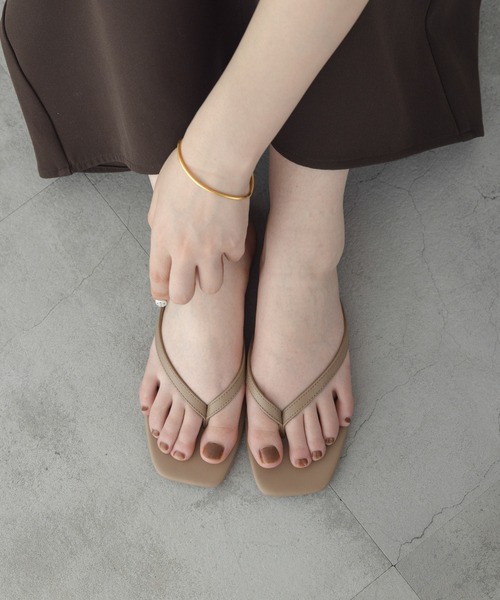 URBAN RESEARCH Sonny Label（アーバンリサーチサニーレーベル）の「軽量フラットトングサンダル（サンダル・レディース・ベージュ/ブラック/ブラウン・LARGE/SMALL/MEDIUM）」の3枚目の写真