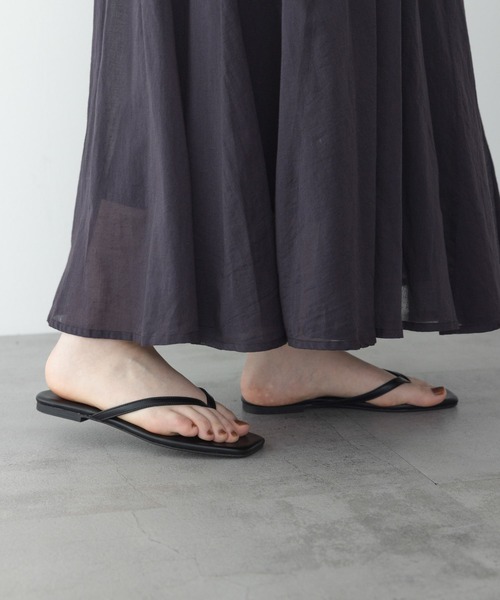 URBAN RESEARCH Sonny Label（アーバンリサーチサニーレーベル）の「軽量フラットトングサンダル（サンダル・レディース・ベージュ/ブラック/ブラウン・LARGE/SMALL/MEDIUM）」の4枚目の写真