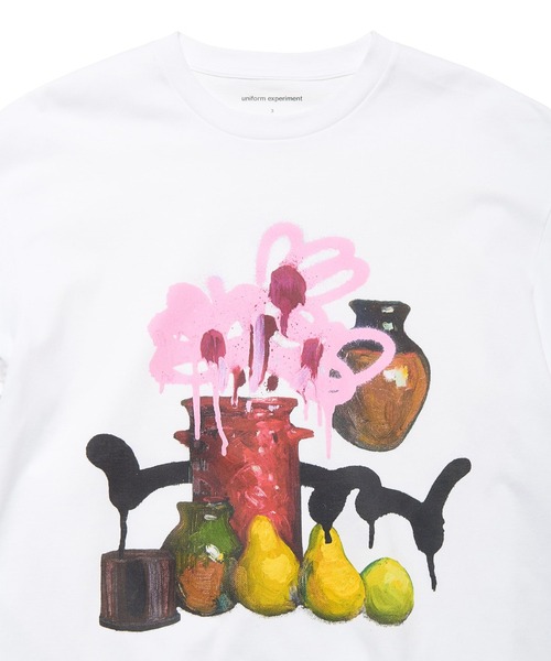 uniform experiment（ユニフォームエクスペリメント）の「【uniform experiment/ユニフォームエクスペリメント】MICHAEL CHERNO: RED VASE TEE（Tシャツ/カットソー・メンズ・ホワイト/ブラック・1/2）」の4枚目の写真
