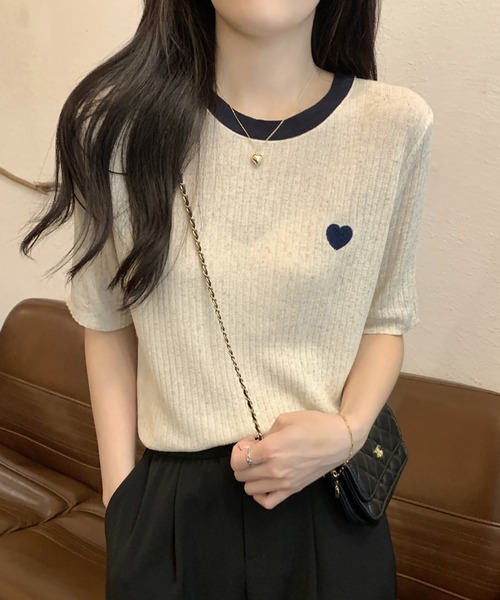 LAFFMO(ラフモ)の「ハート刺繍バイカラーリブTシャツ(Tシャツ/カットソー・レディース・ベージュ/ネイビー・F)」の1枚目の写真