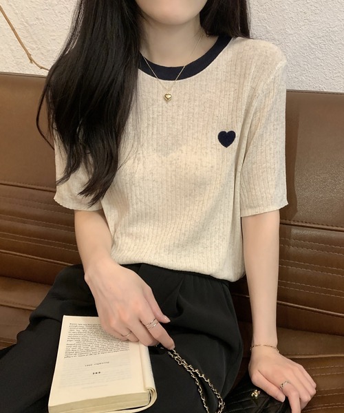 LAFFMO(ラフモ)の「ハート刺繍バイカラーリブTシャツ(Tシャツ/カットソー・レディース・ベージュ/ネイビー・F)」の5枚目の写真