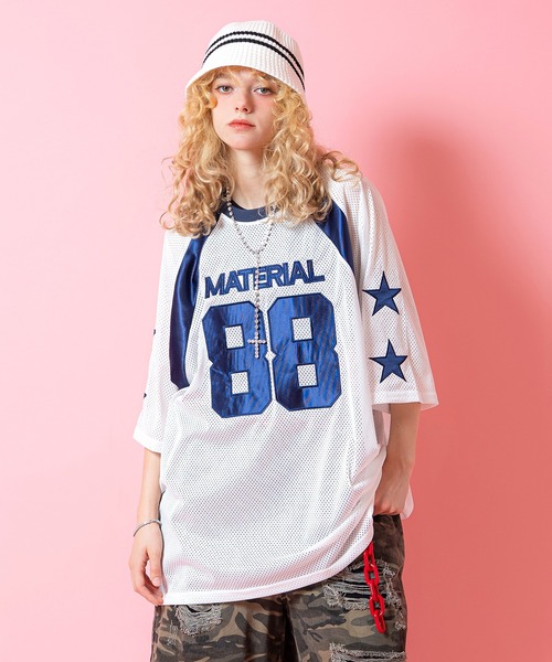 a.p.o.v.(エーピーオービー)の「a.p.o.v. ナンバリングワッペン&サテンライン切替メッシュオーバーサイズフットボールシャツ(Tシャツ/カットソー・メンズ・ホワイト/レッド/ブルー/ブラック・ONESIZE)」の1枚目の写真