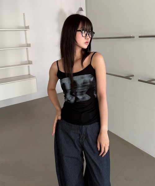 4INT.(フォイント)の「【インナー / 単独着用】ぼかし プリント クロップド キャミソール(キャミソール・レディース・ホワイト/ブラック・FREE)」の7枚目の写真