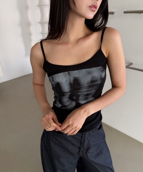 4INT.(フォイント)の「【インナー / 単独着用】ぼかし プリント クロップド キャミソール(キャミソール・レディース・ホワイト/ブラック・FREE)」の8枚目の写真