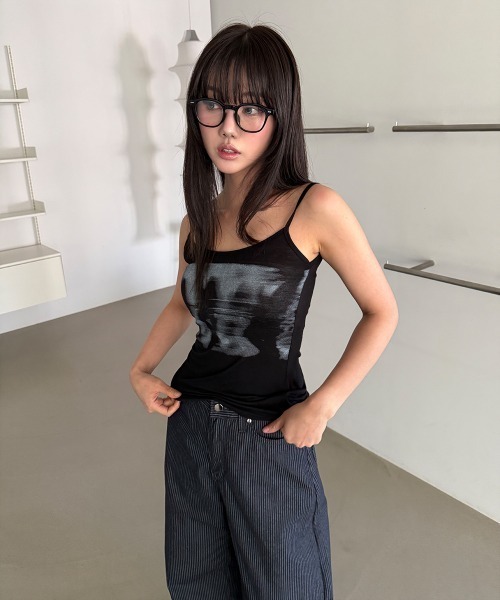 4INT.(フォイント)の「【インナー / 単独着用】ぼかし プリント クロップド キャミソール(キャミソール・レディース・ホワイト/ブラック・FREE)」の12枚目の写真