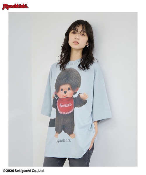 Mac-House(マックハウス)の「【 Monchhichi / モンチッチ 】 ルーズシルエットフォトTシャツ アクリルホルダーキー付き(Tシャツ/カットソー・レディース・チャコール/グレイッシュブルー/オートミール・FREE)」の3枚目の写真