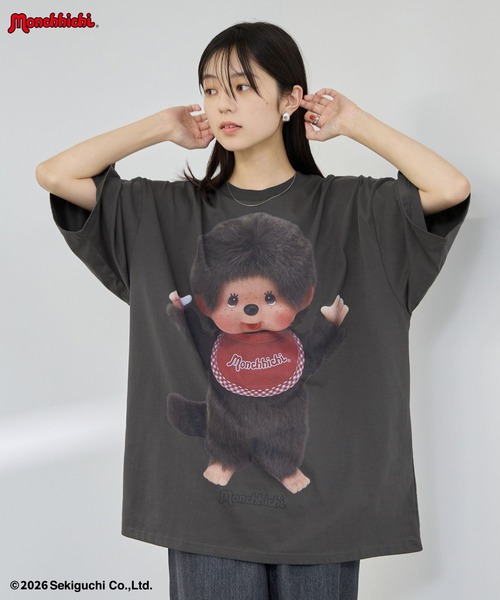 Mac-House(マックハウス)の「【 Monchhichi / モンチッチ 】 ルーズシルエットフォトTシャツ アクリルホルダーキー付き(Tシャツ/カットソー・レディース・チャコール/グレイッシュブルー/オートミール・FREE)」の1枚目の写真