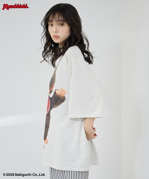 Mac-House(マックハウス)の「【 Monchhichi / モンチッチ 】 ルーズシルエットフォトTシャツ アクリルホルダーキー付き(Tシャツ/カットソー・レディース・チャコール/グレイッシュブルー/オートミール・FREE)」の12枚目の写真