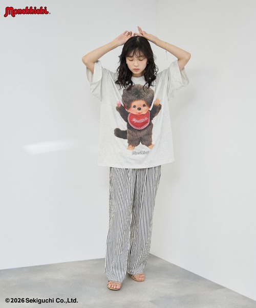 Mac-House(マックハウス)の「【 Monchhichi / モンチッチ 】 ルーズシルエットフォトTシャツ アクリルホルダーキー付き(Tシャツ/カットソー・レディース・チャコール/グレイッシュブルー/オートミール・FREE)」の15枚目の写真