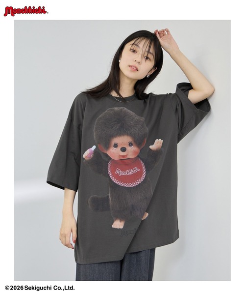 Mac-House(マックハウス)の「【 Monchhichi / モンチッチ 】 ルーズシルエットフォトTシャツ アクリルホルダーキー付き(Tシャツ/カットソー・レディース・チャコール/グレイッシュブルー/オートミール・FREE)」の17枚目の写真