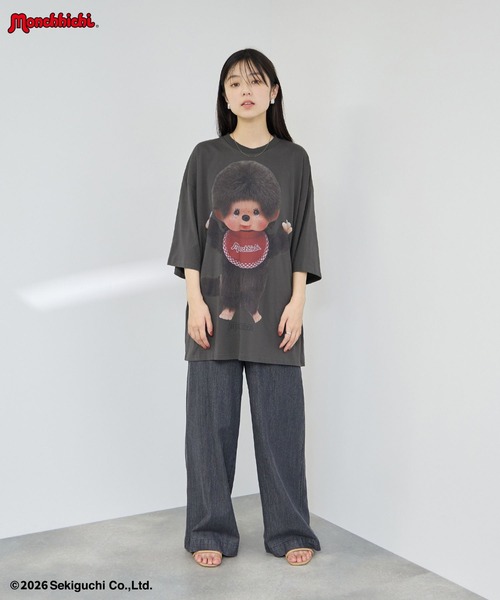 Mac-House(マックハウス)の「【 Monchhichi / モンチッチ 】 ルーズシルエットフォトTシャツ アクリルホルダーキー付き(Tシャツ/カットソー・レディース・チャコール/グレイッシュブルー/オートミール・FREE)」の19枚目の写真