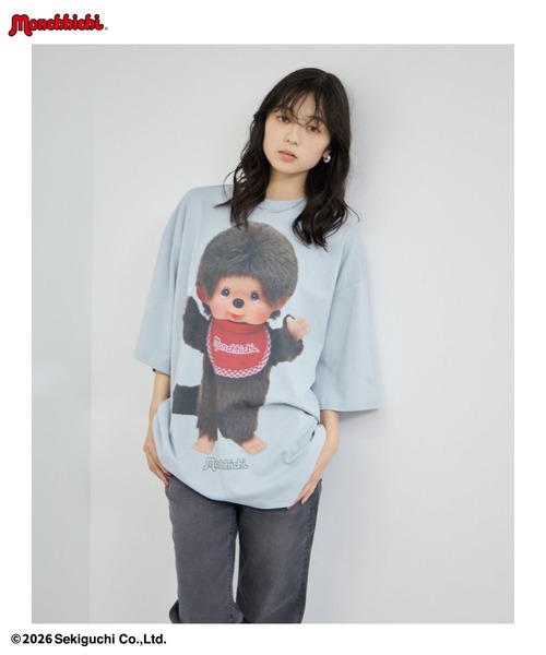 Mac-House(マックハウス)の「【 Monchhichi / モンチッチ 】 ルーズシルエットフォトTシャツ アクリルホルダーキー付き(Tシャツ/カットソー・レディース・チャコール/グレイッシュブルー/オートミール・FREE)」の21枚目の写真