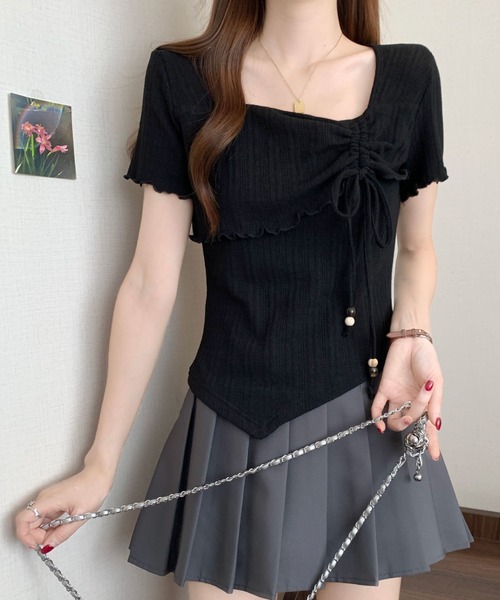 2ly2(トゥーリートゥー)の「スクエアネック×ギャザーデザイントップス(Tシャツ/カットソー・レディース・ベージュ/ブラック・FREE)」の4枚目の写真