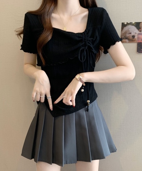 2ly2(トゥーリートゥー)の「スクエアネック×ギャザーデザイントップス(Tシャツ/カットソー・レディース・ベージュ/ブラック・FREE)」の9枚目の写真