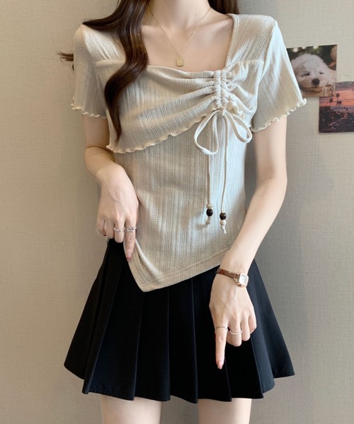 2ly2(トゥーリートゥー)の「スクエアネック×ギャザーデザイントップス(Tシャツ/カットソー・レディース・ベージュ/ブラック・FREE)」の14枚目の写真