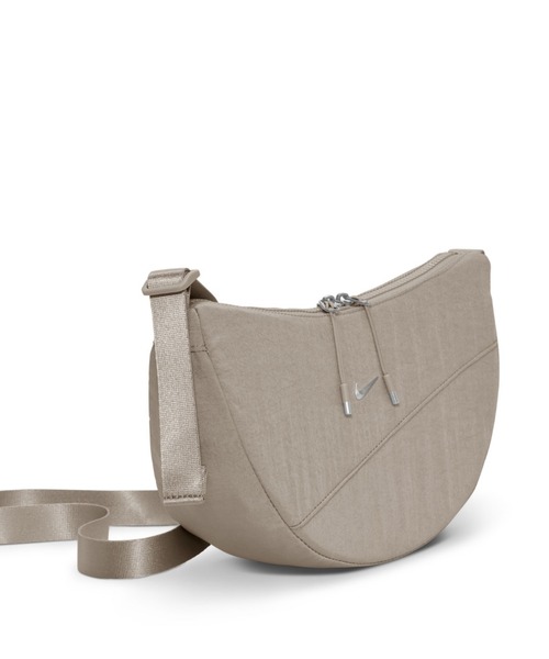 NIKE(ナイキ)の「ナイキ オーラ クレセント クレセント クロスボディバッグ (4L) / Nike Aura Crescent Crossbody Bag (4L) HQ4370-236 Cream II(ボディバッグ/ウエストポーチ・メンズ・ブラウン系その他2・ONE SIZE)」の5枚目の写真