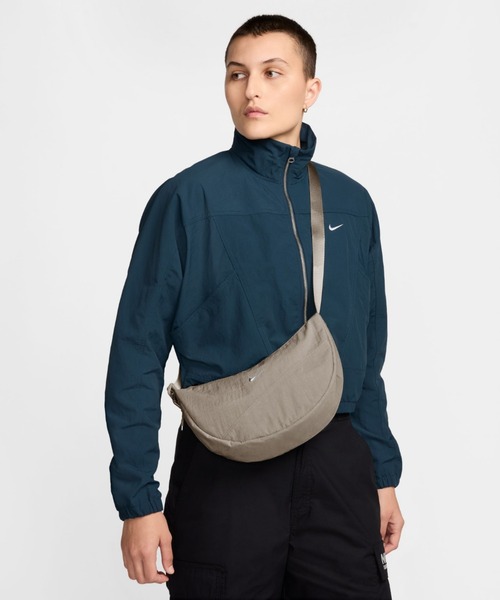 NIKE(ナイキ)の「ナイキ オーラ クレセント クレセント クロスボディバッグ (4L) / Nike Aura Crescent Crossbody Bag (4L) HQ4370-236 Cream II(ボディバッグ/ウエストポーチ・メンズ・ブラウン系その他2・ONE SIZE)」の2枚目の写真