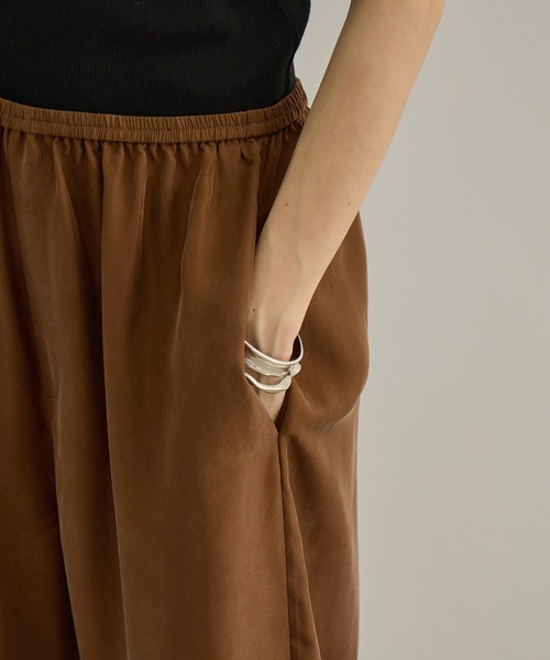 SALON adam et rope'（サロン アダム エ ロペ）の「GENTLE SILK パンツ / セットアップ対応・新色追加（シャツ/ブラウス・レディース・ブラック/ブラウン・S/M）」の21枚目の写真